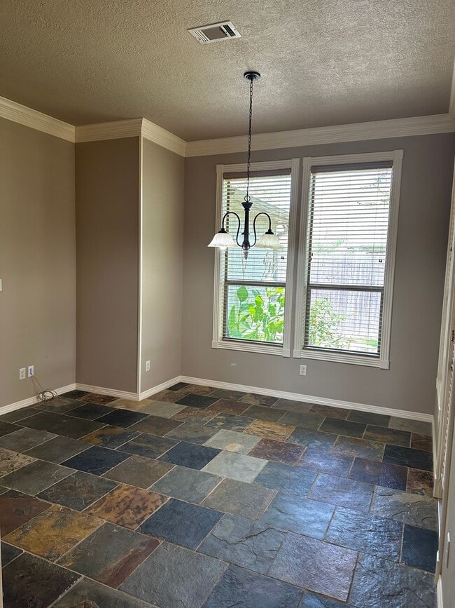 Building Photo - College Station - 3 bedroom 2 bath- 2 car garage - fenced in back yard home in Castlegate