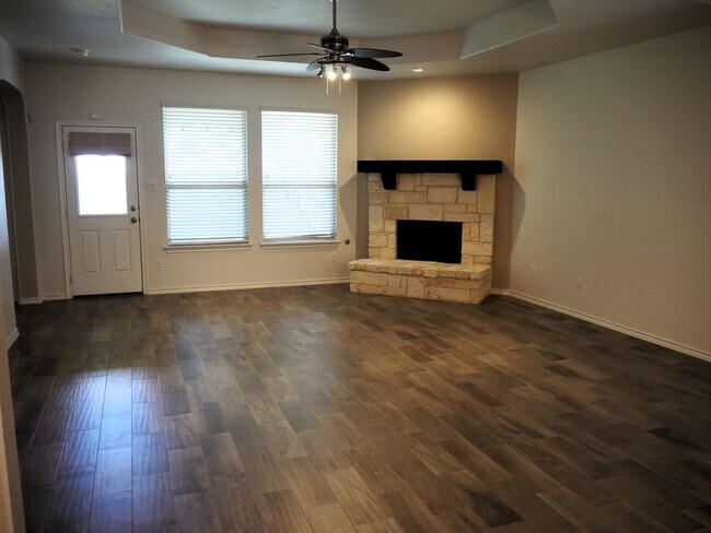 Building Photo - 812 Dove Cv