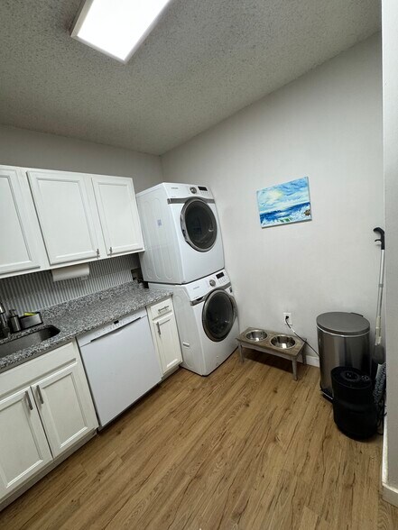 Kitchen - 3705 S George Mason Dr