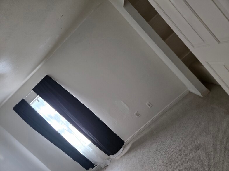 Building Photo - 862 Simondi Ave