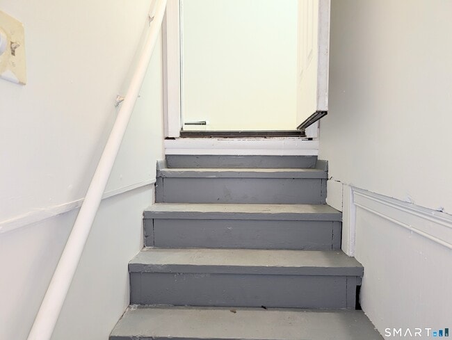 Building Photo - 186 Marigold Ave