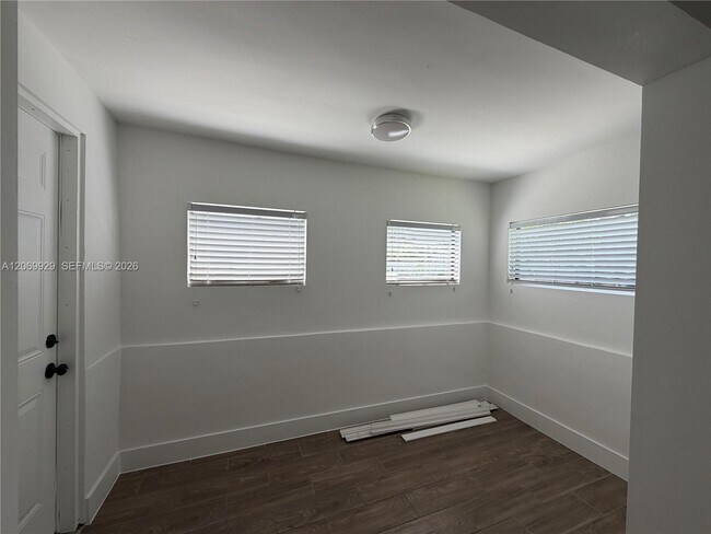 Building Photo - 107 W Pembroke Rd