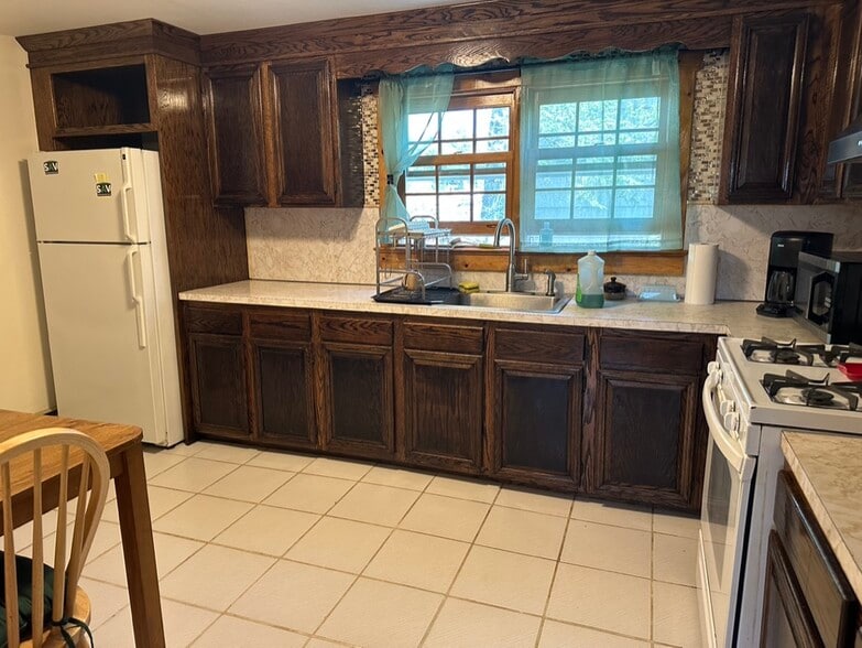 Building Photo - 74 Gainsborg Ave E