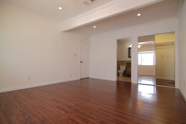 Building Photo - 6730 Balboa Blvd