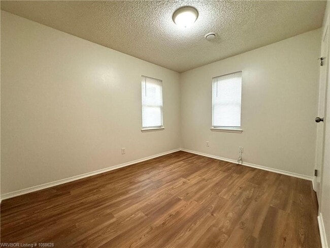 Building Photo - 10 Lura Ln