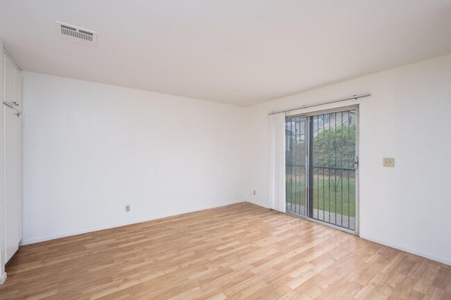 Building Photo - Charming Artesia Gem!