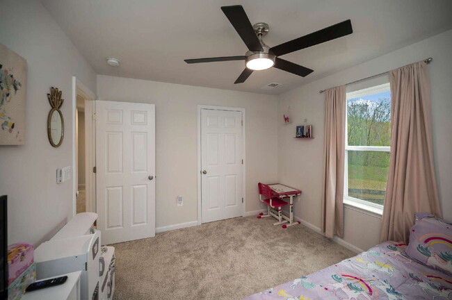 Building Photo - Spacious 3-Bedroom Rental in Sought-After ...