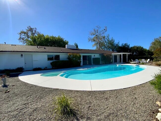 Building Photo - 915 Ranch View Ln