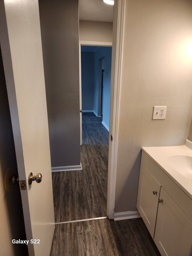 Building Photo - Two Bedroom, One Bath Apartment for Rent