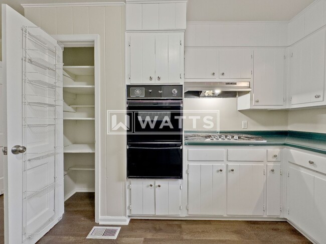 Building Photo - Charming & Spacious 3-Bed Home in City of Hoover