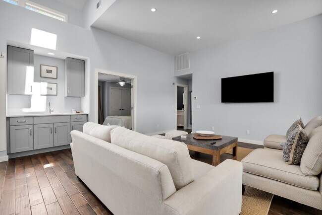 Building Photo - "Coastal Comfort Awaits: Spacious 3-Bed, 3-Bath Furnished Retreat in Moss Creek on the Marsh!"