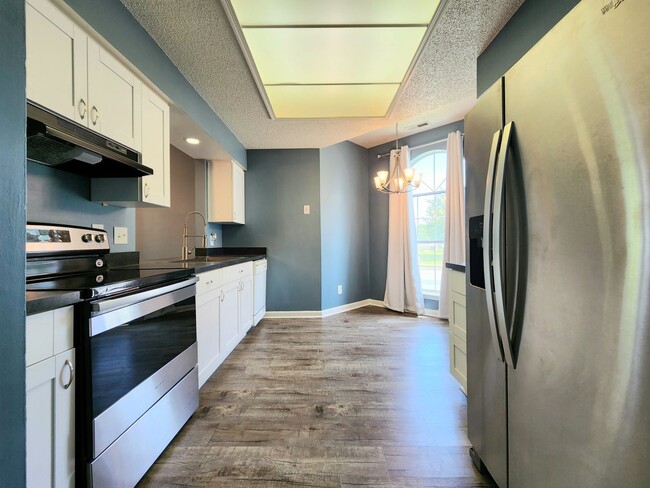 Building Photo - End Unit Townhouse in Chimny Hill