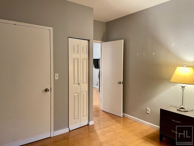 Building Photo - Prime Location!!! Spacious 1 bedroom with ...