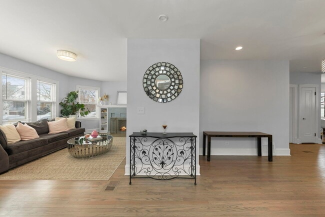 Building Photo - 5910 W Roscoe St