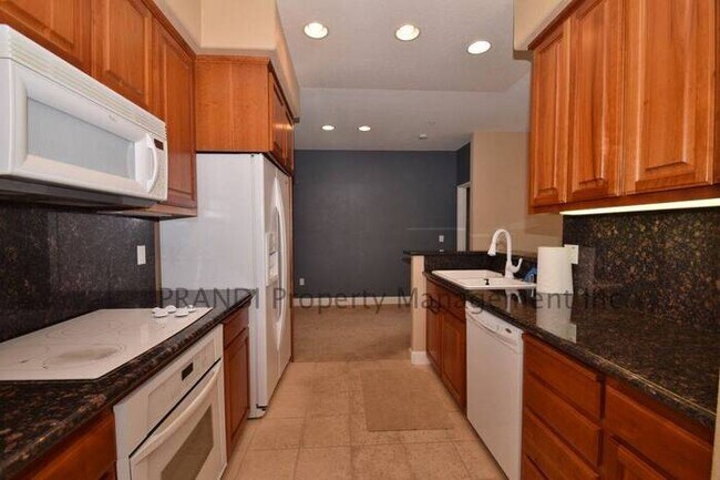 Building Photo - Top Floor Condo w/Views and Washer/Dryer!