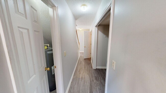Building Photo - Renovated Three Bedroom Columbia Townhome!!