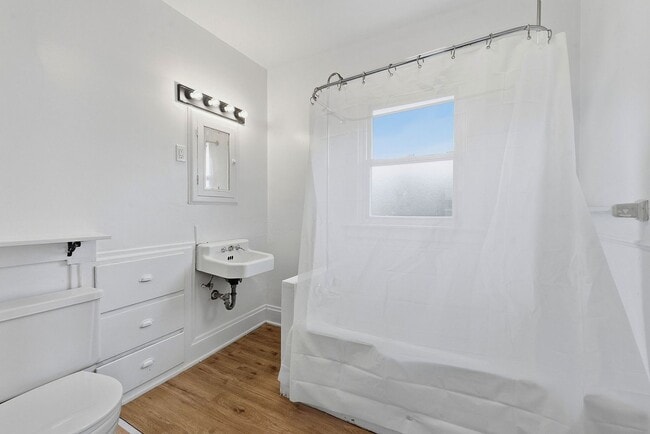 Building Photo - CHEVIOT: Charming 4 bed 2.5 bath 1 car detached garage