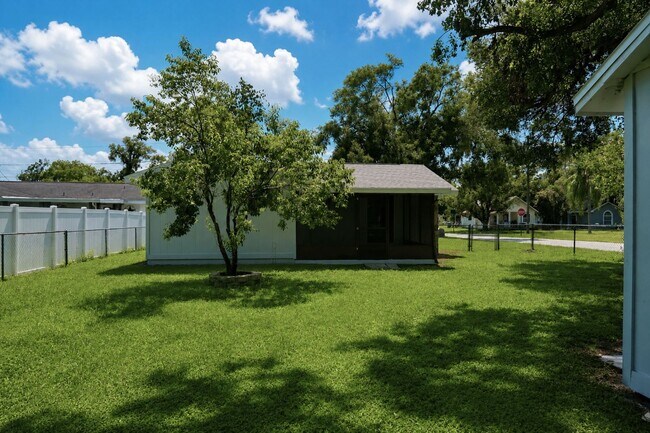 Building Photo - 2 Bedroom, 1.5 Bathroom Home for Rent in Zephyrhills!