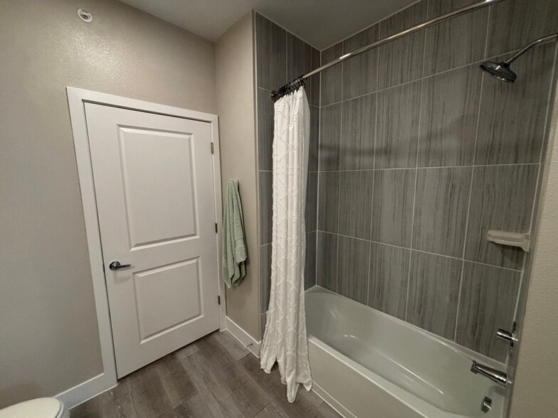 Building Photo - 502 Commercial Lp