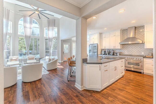 Building Photo - 2 Graylin Woods Pl