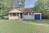 Building Photo - Welcome To Vintage Split-Level Living!