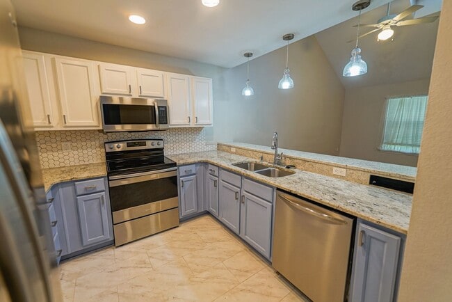 Building Photo - UPDATED 2 Bed / 2 Bath with LOFT in Summer...