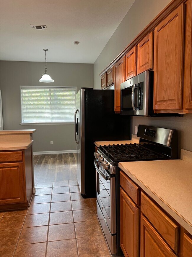 Building Photo - 521 Sweetwater Dr