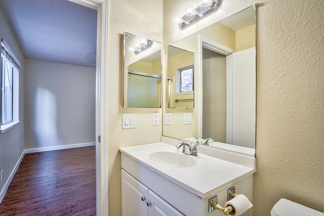 Building Photo - Fantastic 3 bed condo