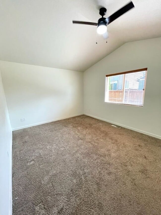 Building Photo - Single level home in NE Bend, close to sho...