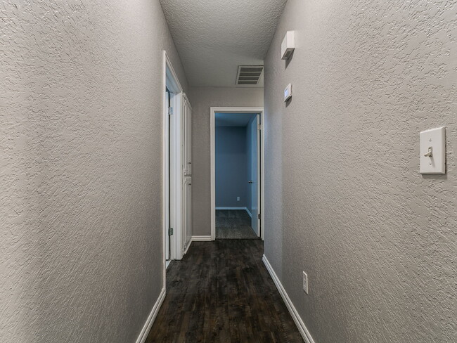 Building Photo - 205 N Rockypoint Dr