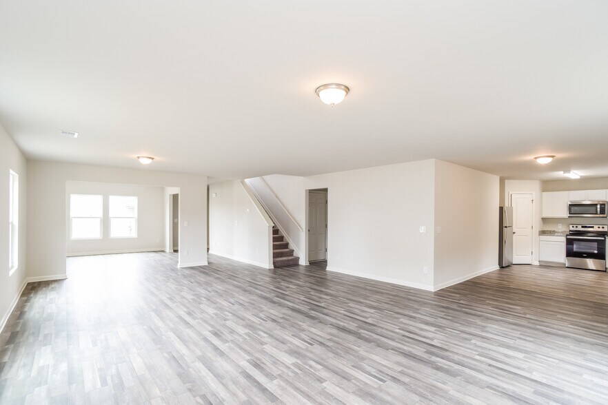 Building Photo - 4047 Lake Russell Dr