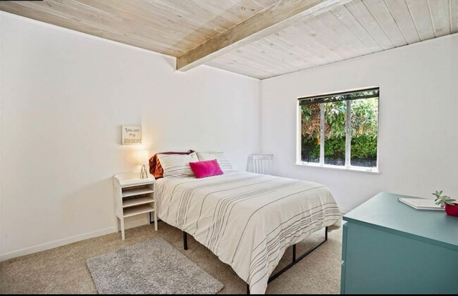 Building Photo - OPEN HOUSE 5/1   12-2pm. .Modern & Comfort...