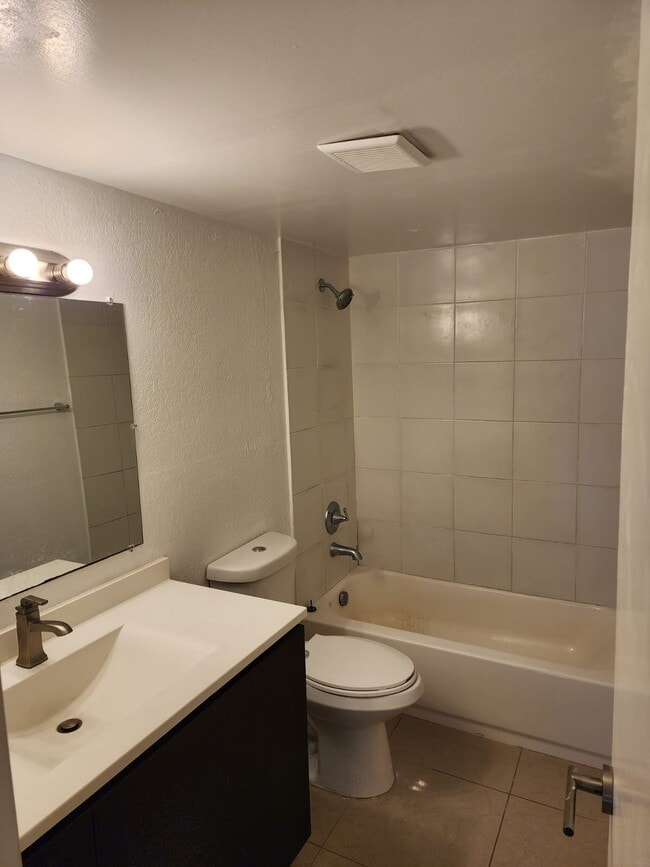 Building Photo - 15201 NE 6th Ave