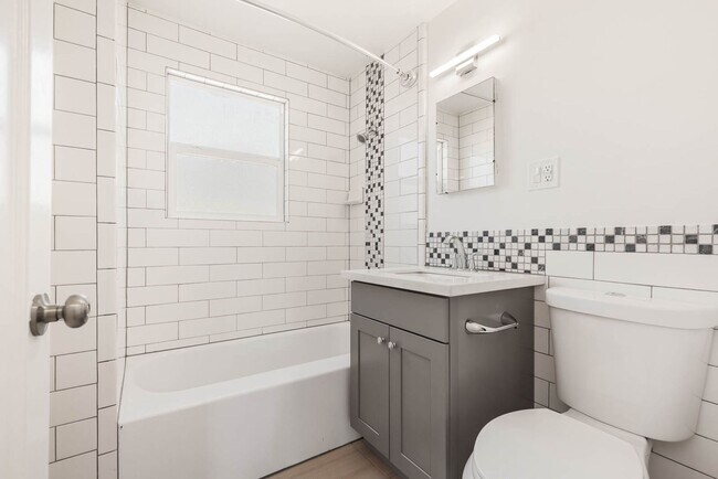Building Photo - Bright & Spacious Remodeled Home Near Columbia City, Mt. Baker & Lake Washington