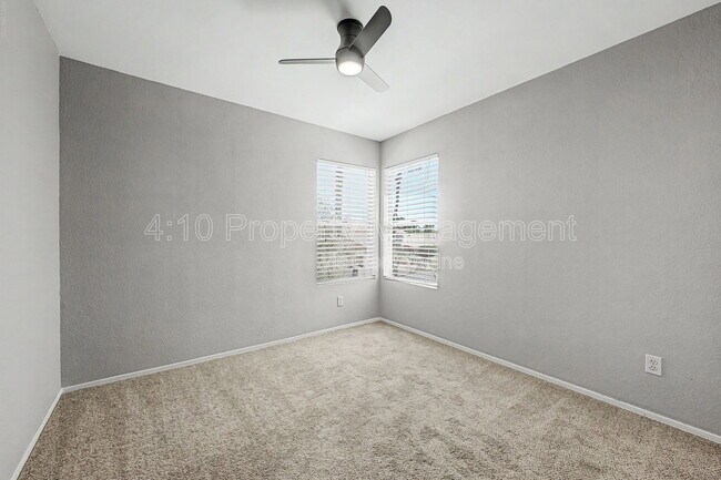 Building Photo - 3236 E Hiddenview Dr