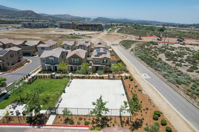 Building Photo - 27638 Sawtooth Ln