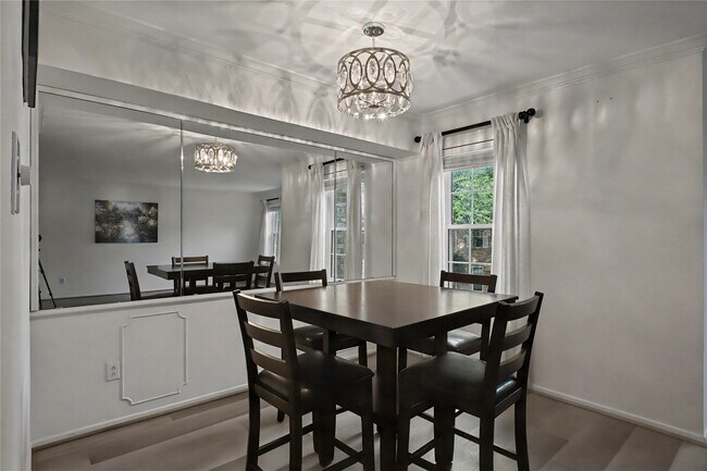 Building Photo - 357 N Post Oak Ln