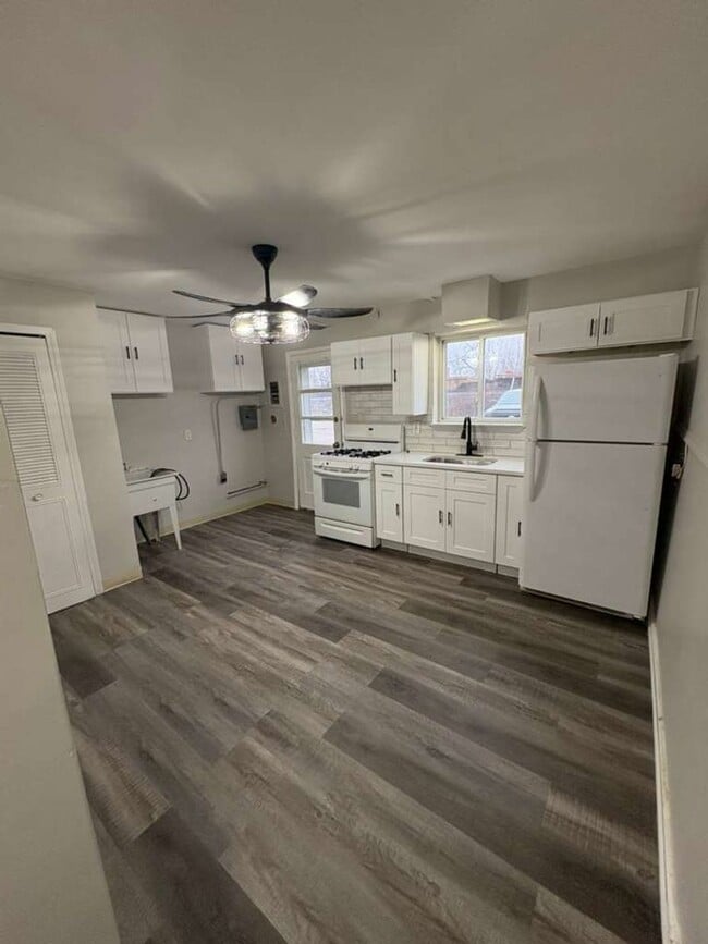 Building Photo - 5978 Glenway Dr