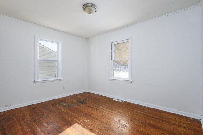 Building Photo - 621 E Meyers Ave