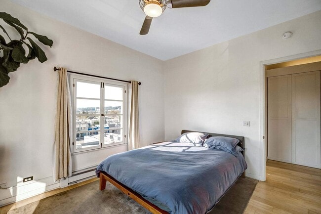 Building Photo - 109 N Sycamore Ave