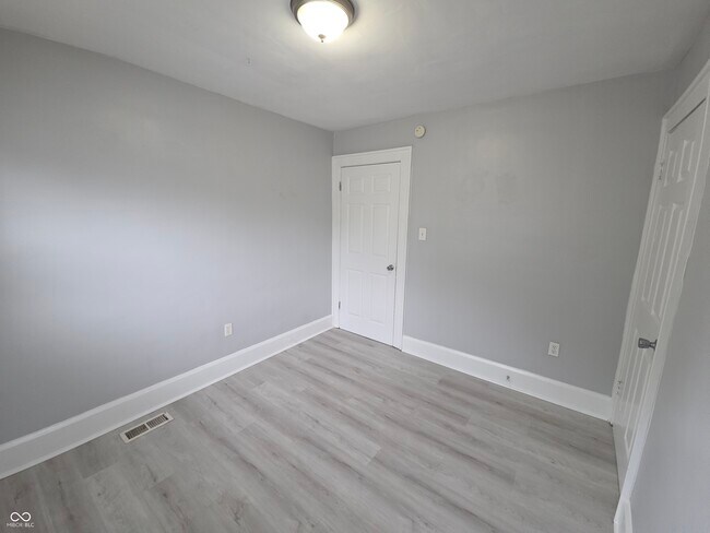 Building Photo - 1339 W Lee St