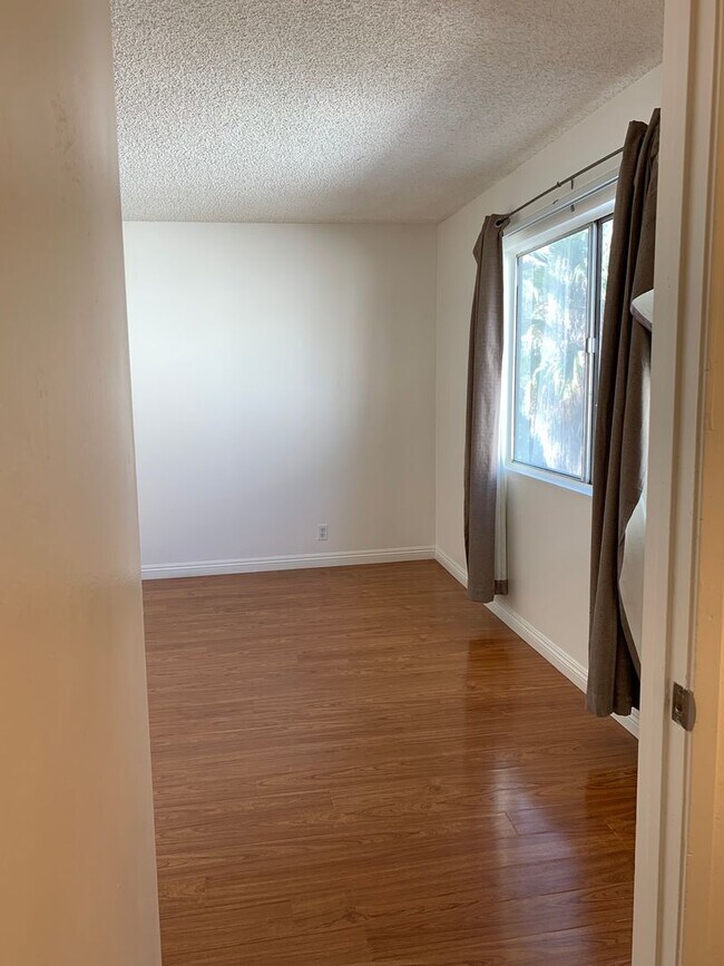 Building Photo - Bright, comfortable, and spacious one bedroom Condominium