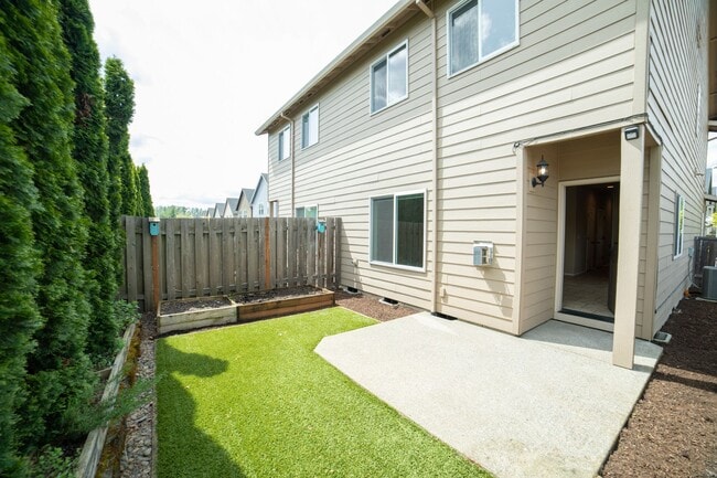 Building Photo - Newer Construction Townhome in Canby