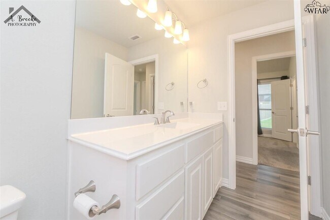 Building Photo - 4938 Spring Hill Dr