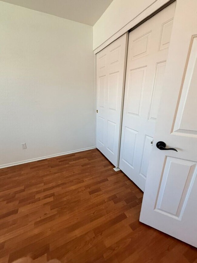 Building Photo - 875 E Serpentina Ave
