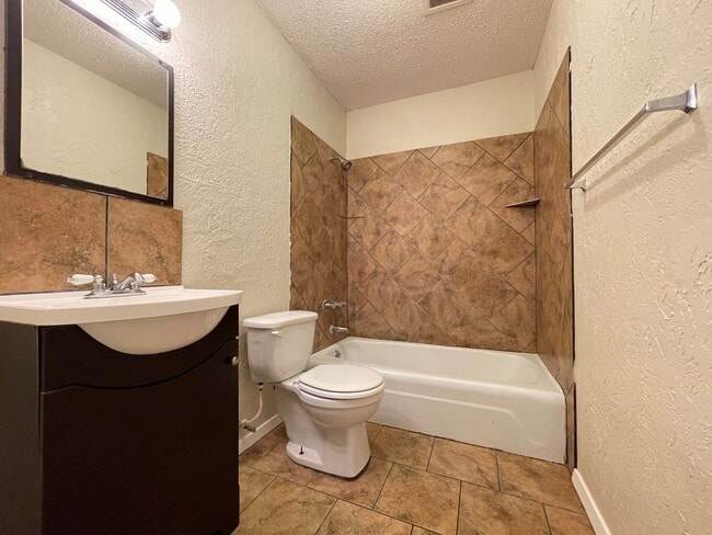 Building Photo - 2BD/1BA | Large Yard | Large Pets Welcome!