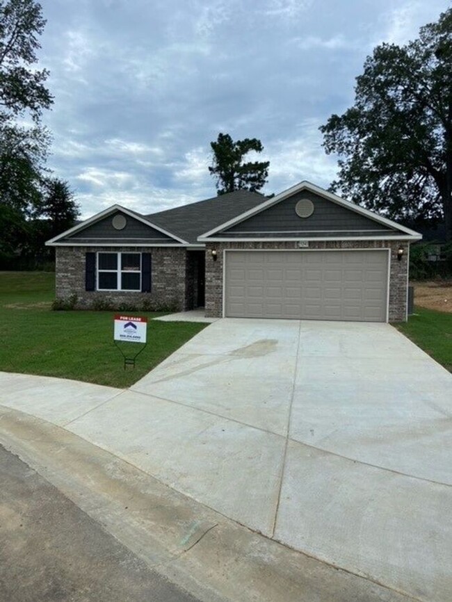 Building Photo - Three Bedroom | Two Bath Home in Sidell Es...