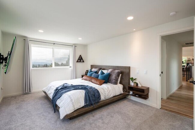 Master Suite - 2433 Crestline St