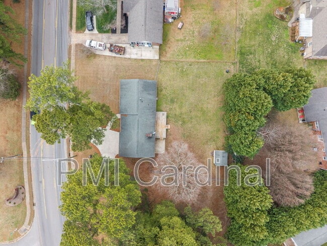 Building Photo - 2616 Redbud Dr