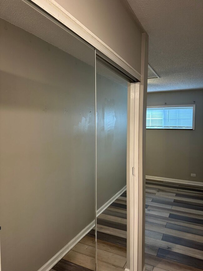 Building Photo - Evian Tower Condominium: 1BD/1BA and comes with assigned parking space. AVAILABLE NOW 2/1/24